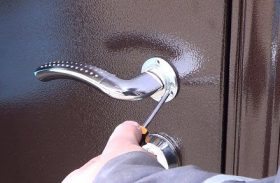 Замена дверной ручки металлической двери в Нижневартовске