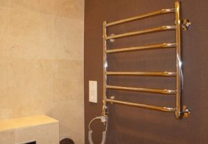 Установка электрического полотенцесушителя в ванной в Нижневартовске